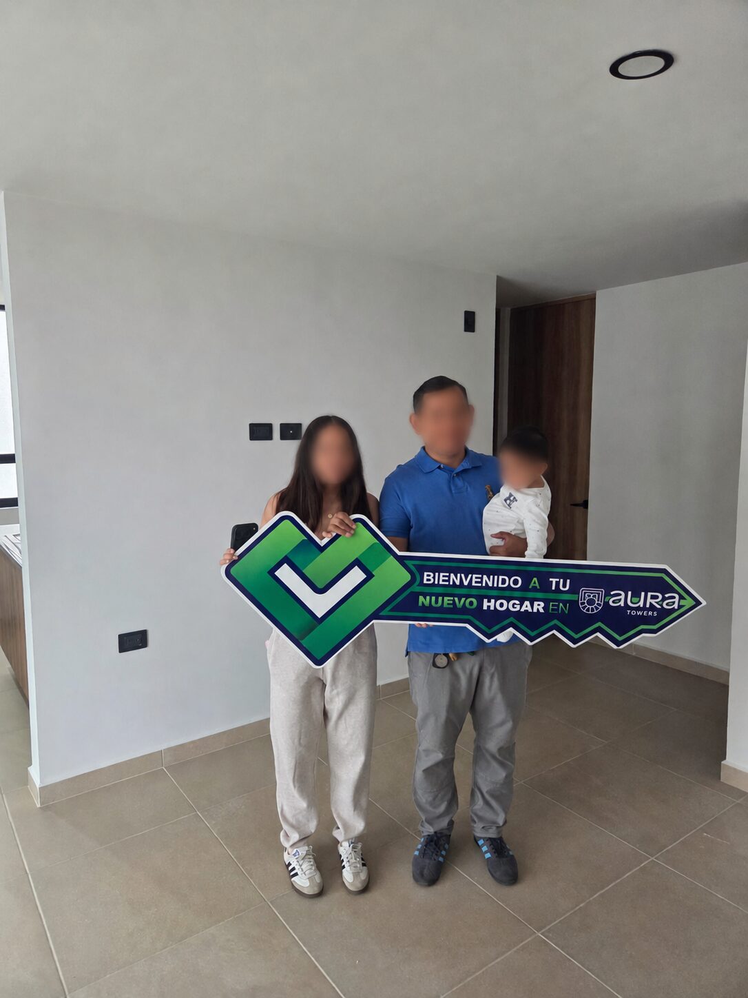 Clientes recibiendo las llaves de su nuevo hogar