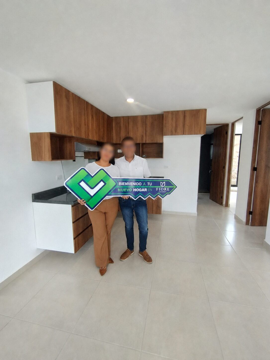 Nuevos propietarios celebrando la entrega de su casa